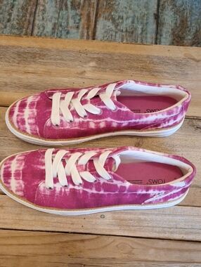 Toms Women’s Pink Tie-Dye Canvas Sneakers with White Trim. NWOB Size 9.5